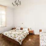 Central Guesthouse Five Corners
